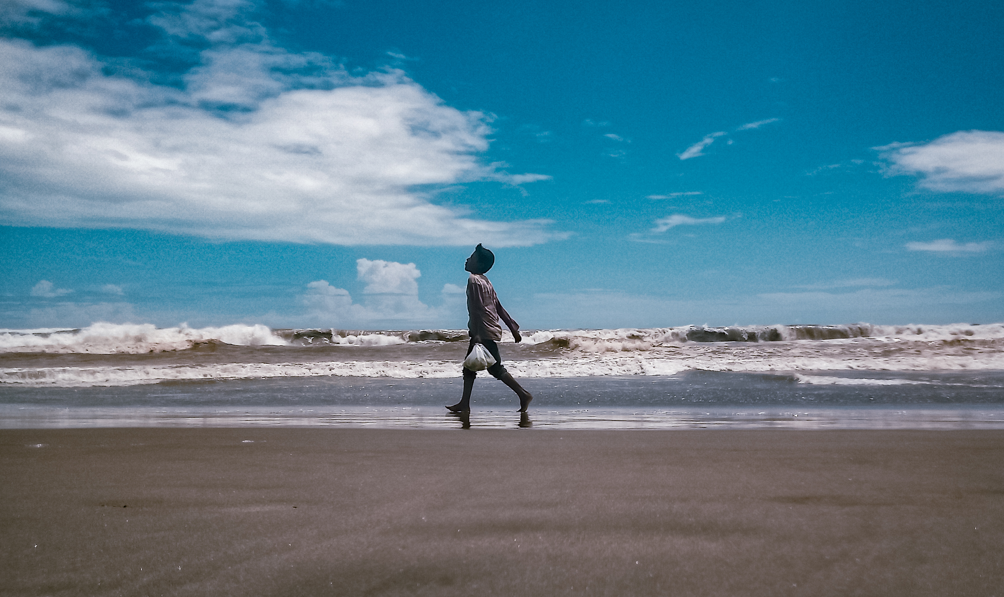 নিস্তব্ধ খোলা আকাশ-উত্তাল সাগর