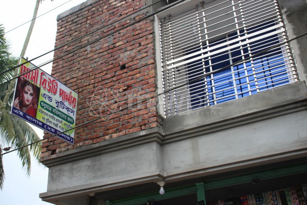 Glossy Beauty Parlour & Boutiques